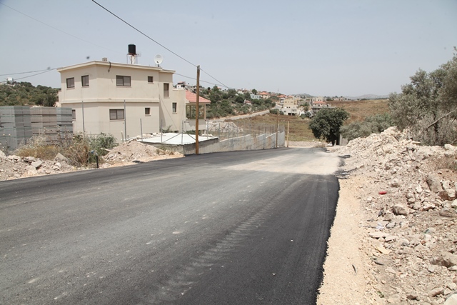 مجلس محلي كفرقرع يواصل صيانة وتعبيد شوارع القرية